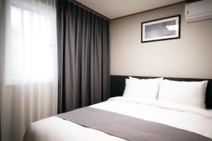 The N Resort Hotel&Spa YangYang客房内的一张或多张床位