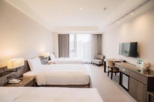 Postel nebo postele na pokoji v ubytování Jin Shi Hu Hotel