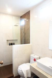 een badkamer met een toilet, een wastafel en een douche bij Romyen Cafe' Homestay in Phra Nakhon Si Ayutthaya