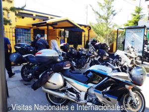 une rangée de motos garées dans un parking dans l'établissement Apart El Nevado Malargüe, à Malargüe