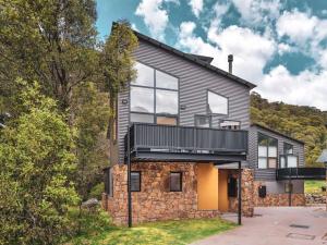 Afbeelding uit fotogalerij van Snow Stream 3 Bedroom and loft with gas fire garage parking and balcony in Thredbo