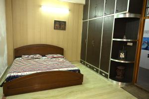 Postel nebo postele na pokoji v ubytování Shri Homestay