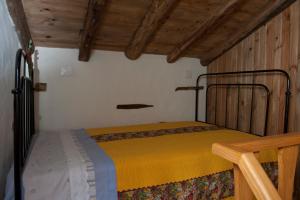 Un pat sau paturi într-o cameră la Talasnal Casa da Urze AL