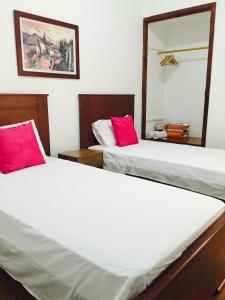 Postel nebo postele na pokoji v ubytování Casa Helga a dos cuadras de la Basílica, casa entera con jardín amplio, 6 habitaciones, 5 baños, cocina, comedor y sala de TV