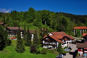 una vista aérea de un complejo con coches aparcados en DIANA Naturpark Hotel - mit Oberstaufen Plus Golf en Oberstaufen