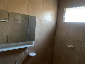 Un baño con ducha con puerta de cristal. en Casa de Campo Vertientes, en Cafayate 32 fotos más