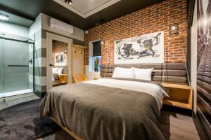 Säng eller sängar i ett rum på La Suite Hébergements