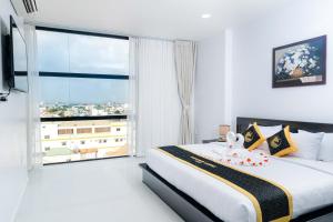 Postel nebo postele na pokoji v ubytování Hoang Long Hotel Phan Thiết
