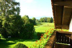 un giardino di fiori sul balcone di una casa di Ferienhaus am Chiemsee a Breitbrunn am Chiemsee