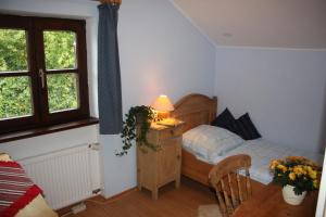 una camera da letto con un letto e un tavolo con una lampada di Ferienhaus am Chiemsee a Breitbrunn am Chiemsee