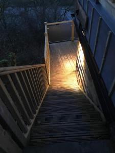 un conjunto de escaleras con luz por la noche en The Sett on The Wharfe, en Threshfield