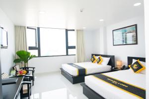 Postel nebo postele na pokoji v ubytování Hoang Long Hotel Phan Thiết