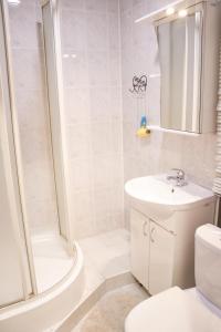 ステルリタマクにあるApartment Kvartirniy Vopros Hudaiberdina 126のバスルーム(シャワー、洗面台、トイレ付)