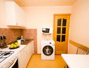 Cuisine ou kitchenette dans l'établissement Apartment Kvartirniy Vopros Hudaiberdina 126