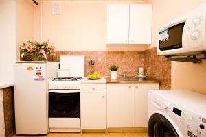 Cuisine ou kitchenette dans l'établissement Apartment Kvartirniy Vopros Hudaiberdina 126