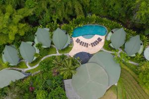 una vista aérea de un complejo con piscina en De Moksha Eco Friendly Boutique Resort en Tanah Lot
