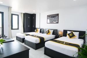 Postel nebo postele na pokoji v ubytování Hoang Long Hotel Phan Thiết