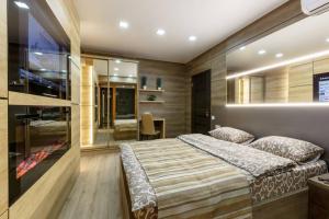 a bedroom with a large bed and a table at City center. Panoramic windows. Fireplace. in Chişinău