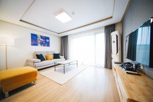 TV a/nebo společenská místnost v ubytování The N Resort Hotel&Spa YangYang