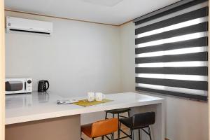 The N Resort Hotel&Spa YangYang的厨房或小厨房