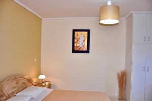 sypialnia z łóżkiem i zdjęciem na ścianie w obiekcie Seaside Villa Kefaloniaprivatevillas w mieście Argostoli
