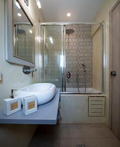 Kúpeľňa v ubytovaní Niriides Luxury Studios