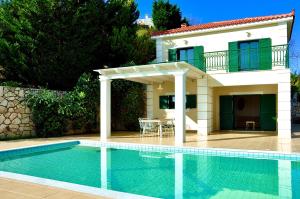 willa z basenem przed domem w obiekcie Seaside Villa Kefaloniaprivatevillas w mieście Argostoli +11 zdjęć