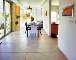 uma sala de jantar e sala de estar com mesa e cadeiras em Milos Lifestyle Villa 17 em Protaras