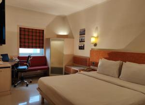 TV a/nebo společenská místnost v ubytování Nirwana Hometel Jaipur- A Sarovar Hotel