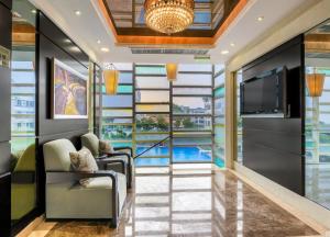 a living room with a view of a swimming pool at Foshan Shunde Grandlei Hotel in Shunde