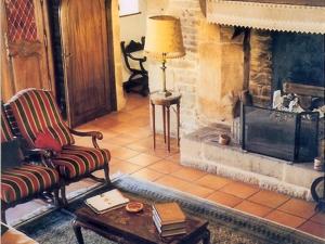 sala de estar con sofá y chimenea en Chambres d'hotes "Manoir Des Quatre Saisons", en La Turballe