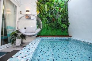 a pool with an indoor garden in a house at 海角42號一館Villa包棟民宿 in Hengchun South Gate