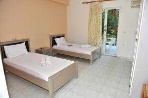 Postel nebo postele na pokoji v ubytování Pothos Hotel Alykes