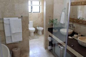 Φωτογραφία από το άλμπουμ του 4 Bedroom Luxury Home with View of the Ocean and Table Mountain στο Κέιπ Τάουν