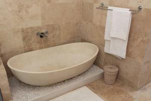 Φωτογραφία από το άλμπουμ του 4 Bedroom Luxury Home with View of the Ocean and Table Mountain στο Κέιπ Τάουν