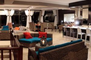Restoran ili neka druga zalogajnica u objektu 4 Bedroom Luxury Home with View of the Ocean and Table Mountain