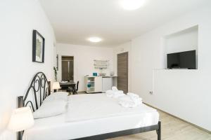 Televízia a/alebo spoločenská miestnosť v ubytovaní Residence & Pool Villa Schwarz Suites
