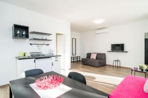 Kuchyňa alebo kuchynka v ubytovaní Residence & Pool Villa Schwarz Suites