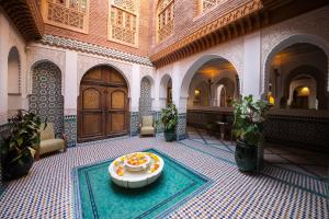 una habitación con una mesa en el medio de un edificio en Elegancia Riad Boutique & SPA, en Marrakech