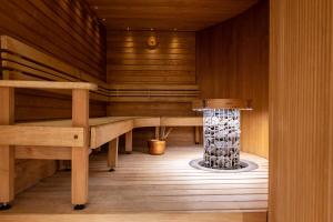 een sauna met een pilaar in het midden van de ruimte bij Hotel Arthur in Helsinki