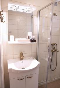 W łazience znajduje się umywalka i prysznic. w obiekcie Woikoski Feeling - WHD Gård w mieście Nurmaa