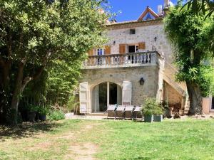 an external view of a house with a balcony at Clos de la Colombe in Pouzols