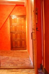 un pasillo vacío con una puerta en una habitación en Manoir de Rouessé, en Laval