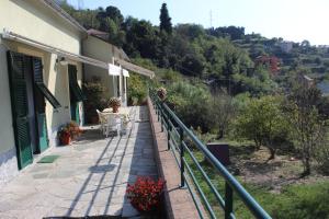 einen Balkon eines Hauses mit einem Tisch und Stühlen in der Unterkunft Agriturismo Verdure Naturali in Genua