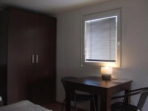 Pokój ze stołem i lampką w obiekcie AUTO-AQUA-CYCLOCAMP OSTROŽSKÁ NOVÁ VES w mieście Ostrožská Nová Ves +16 zdjęć