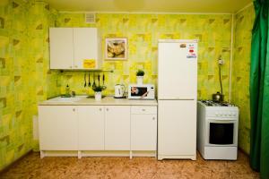 Apartment "Kvartirniy Vopros" on Artema 64 tesisinde mutfak veya mini mutfak