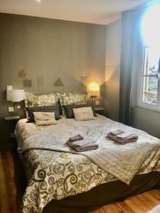 - une chambre avec un grand lit et 2 serviettes dans l'établissement L'Octroi, à Chartres