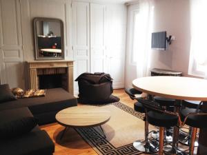 - un salon avec un canapé et une table dans l'établissement L'Octroi, à Chartres