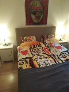 um quarto com uma cama com um quadro na parede em Feriehus Roskilde fjord em Skibby