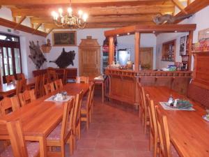 uma sala de jantar com mesas e cadeiras de madeira em Penzion Dočkalův mlýn em Havlíckuv Brod